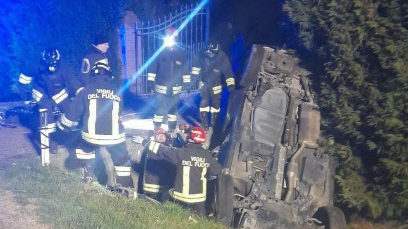 L'auto ribaltata nel fosso