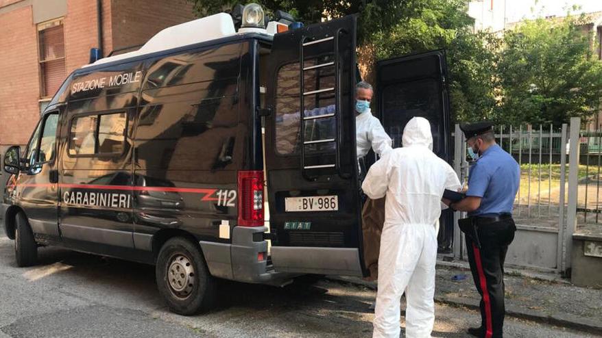 Carabinieri della divisione scientifica durante un'indagine (foto d'archivio)