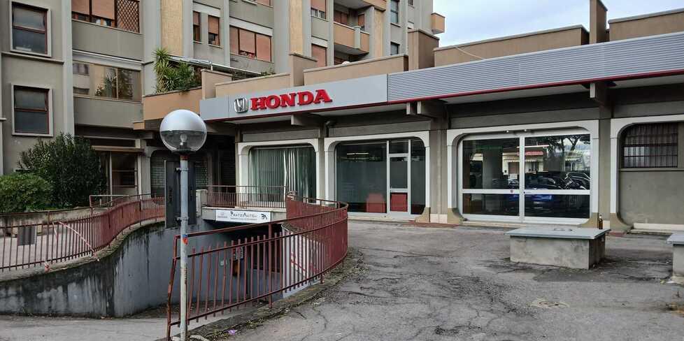 Prato, entrano nella concessionaria di notte e rubano tre auto: come hanno fatto<br>
