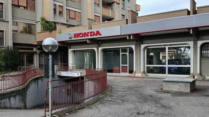 Prato, entrano nella concessionaria di notte e rubano tre auto: come hanno fatto<br>