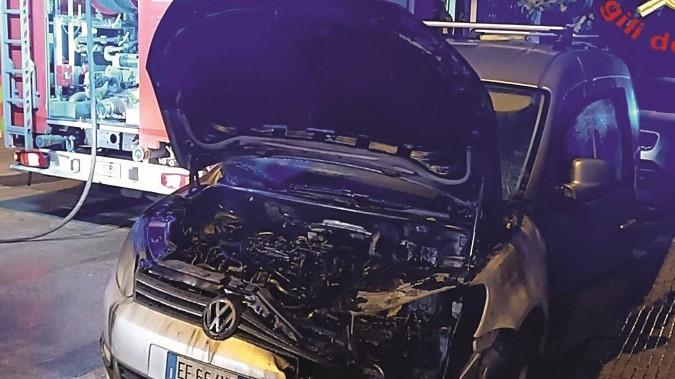 Una delle auto finite nel mirino degli incendiari a Siniscola