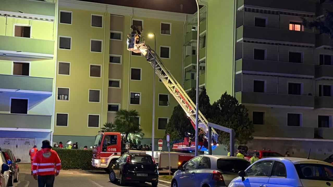 Il palazzo in cui è divampato l'incendio