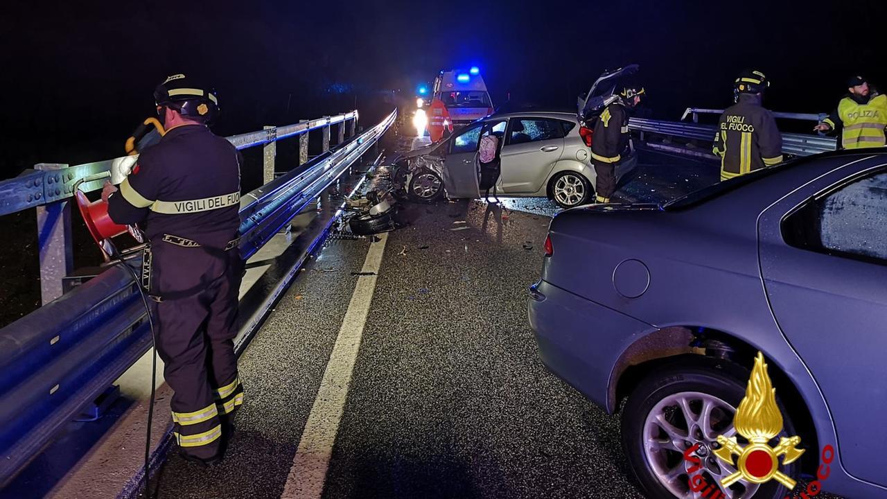 Terribile schianto nel Nuorese: quattro auto coinvolte e cinque feriti