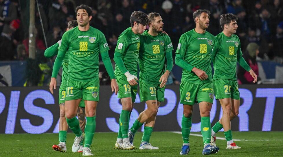 Carrarese-Spezia, ci siamo: la partita che vale più di 3 punti. Le scelte di Calabro