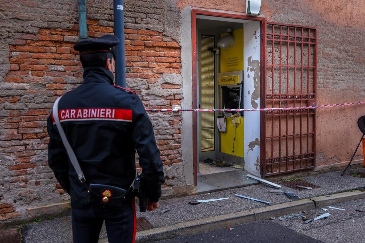 Massa Fiscaglia, ladri fanno saltare il Postamat: bottino da 39mila euro