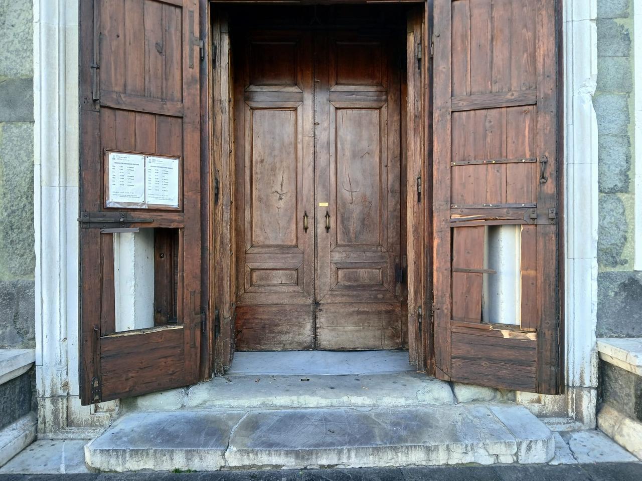 
	I danni alla porta principale della Basilica delle Carceri


