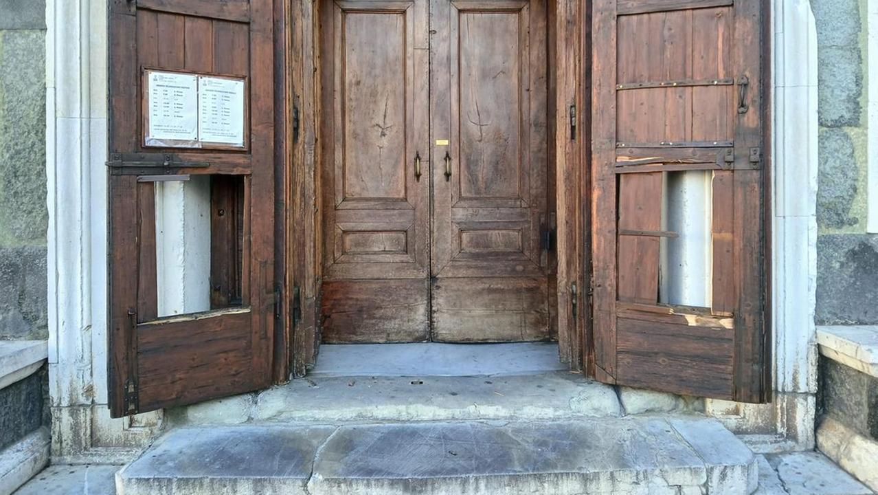 I danni alla porta principale della Basilica delle Carceri