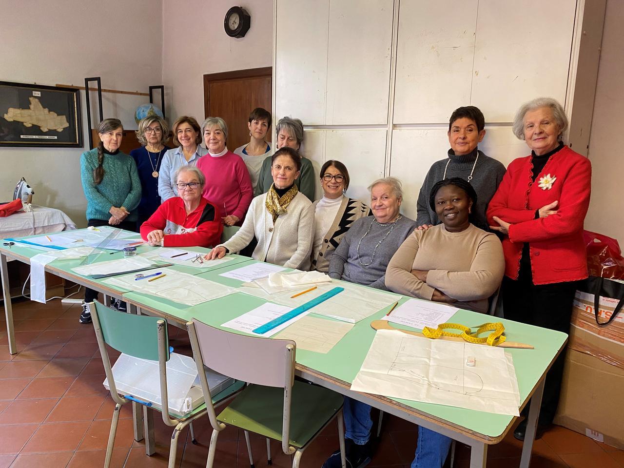 Ferrara, pensionate e lavoratrici diventano sarte per passione e solidarietà