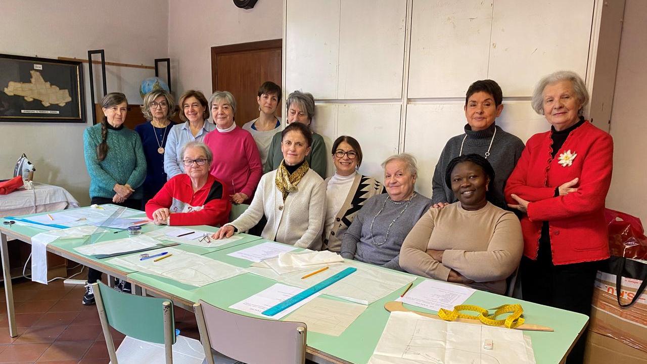 Ferrara, pensionate e lavoratrici diventano sarte per passione e solidarietà