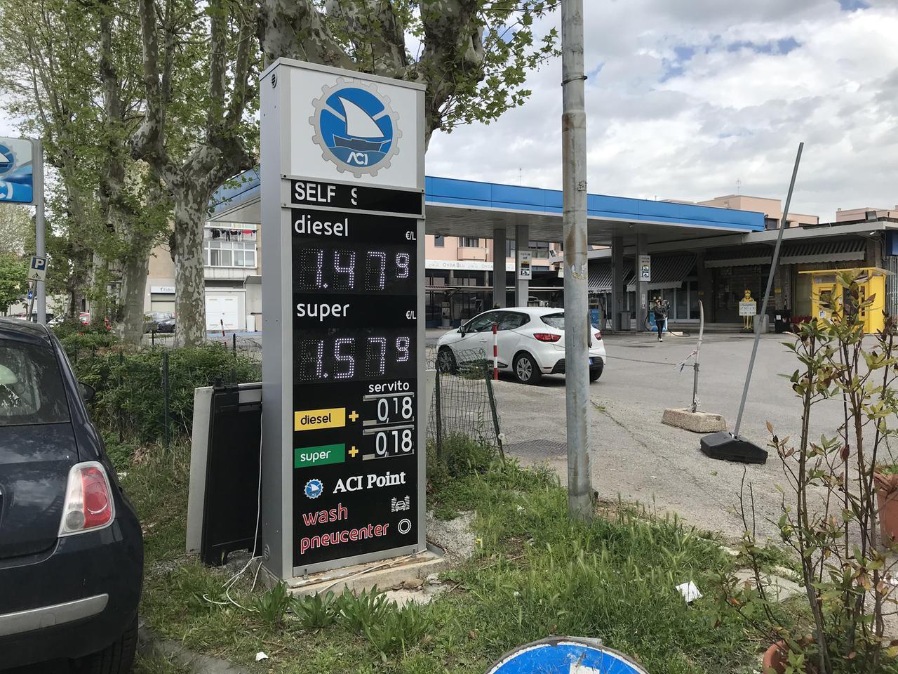 
	Il distributore Aci di viale Ippolito Nievo (foto d'archivio)

