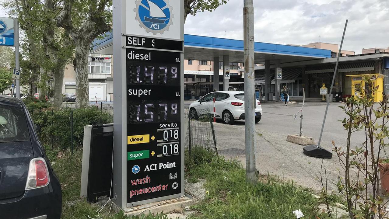 Il distributore Aci di viale Ippolito Nievo (foto d'archivio)