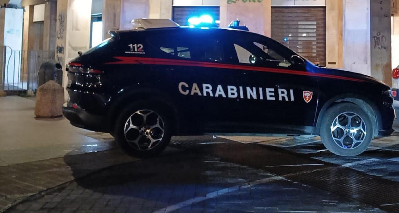 
	Una pattuglia dei carabinieri in centro (foto d'archivio)

