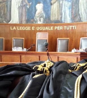 Borgo a Mozzano, “imposero” la riparazione ai tecnici Enel: due indagati