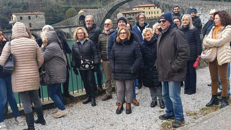 Un momento del sit-in organizzato all’altezza del Ponte del Diavolo