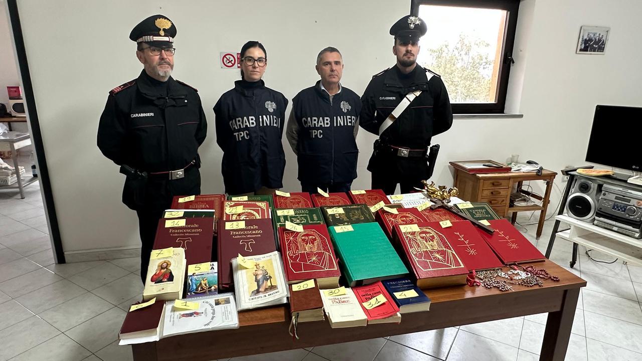 Rubava vangeli, crocifissi e rosari: individuato l’Arsenio Lupin delle chiese