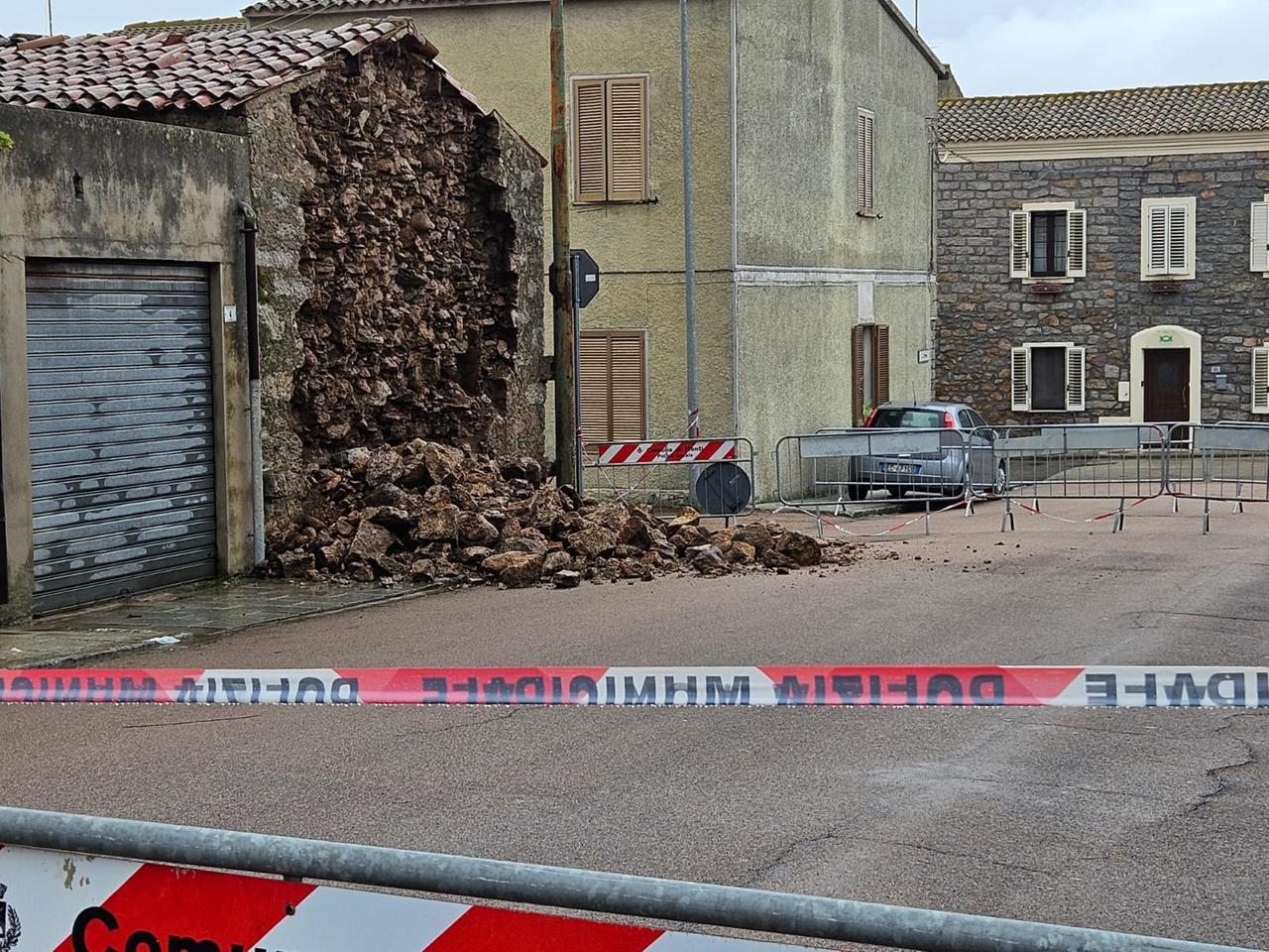 Maltempo, un crollo nel centro storico a Monti: ecco cosa è successo
