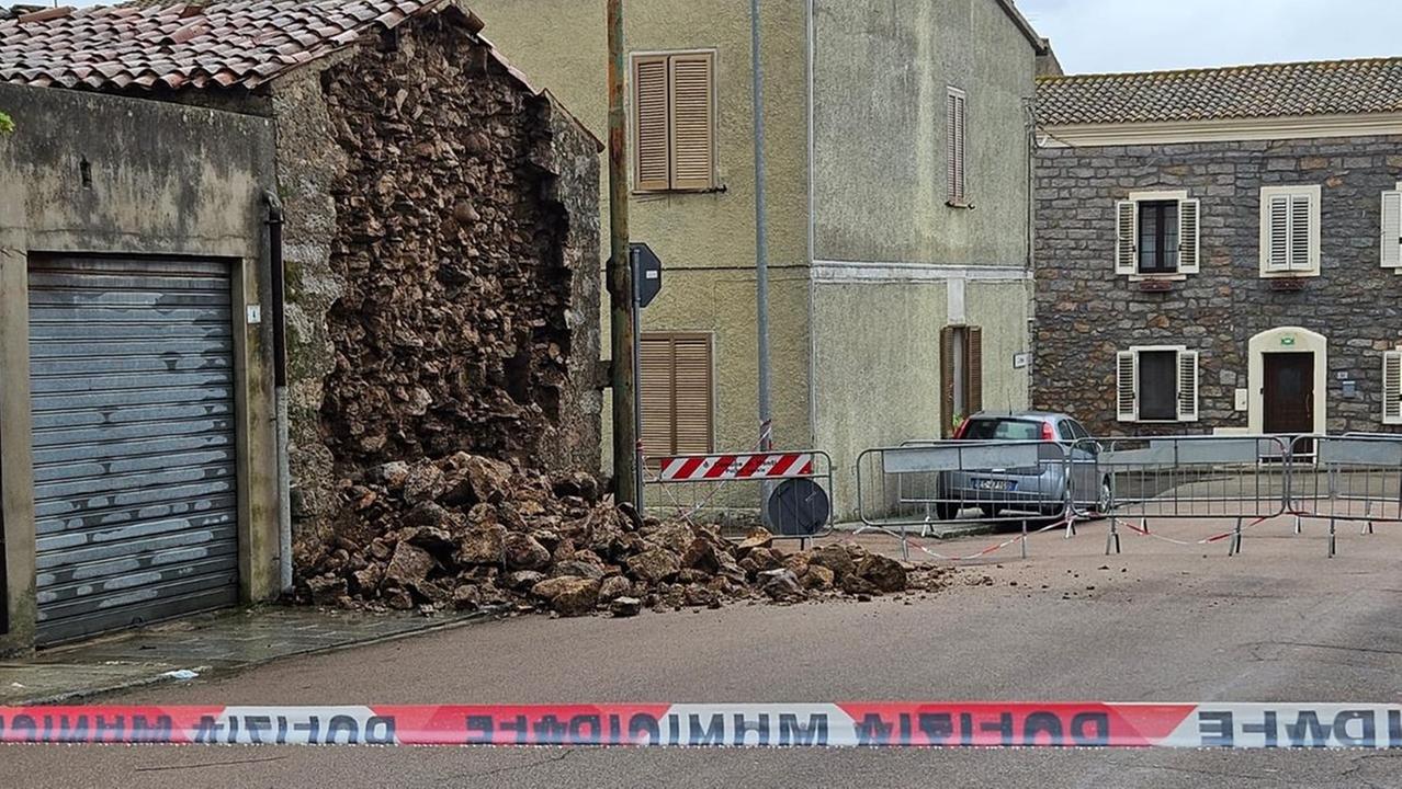 Maltempo, un crollo nel centro storico a Monti: ecco cosa è successo