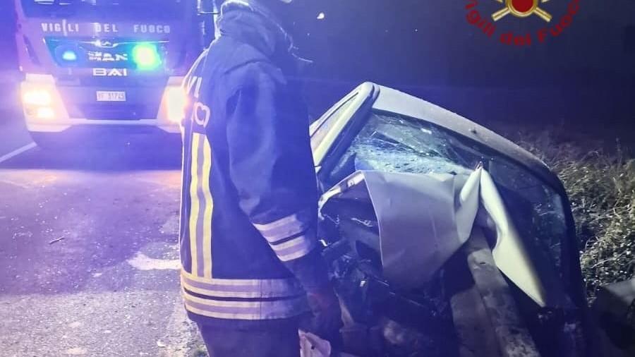 Perde il controllo e l’auto viene trafitta dal guard rail: una donna trasportata in ospedale
