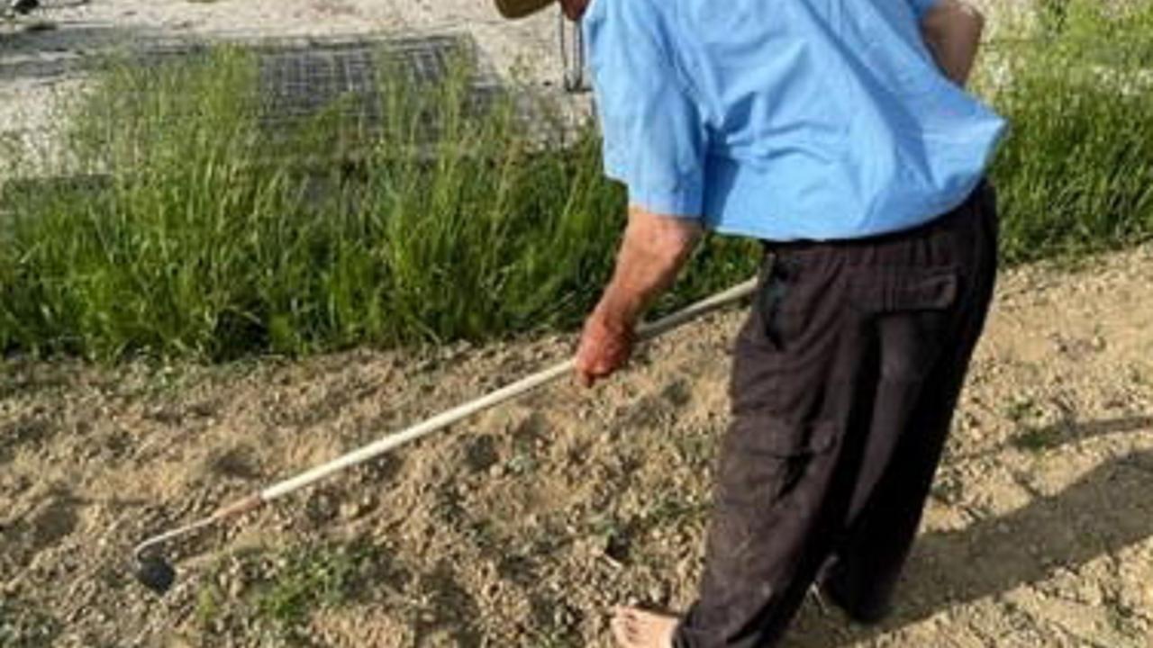 Un contadino mentre coltiva (foto d'archivio)