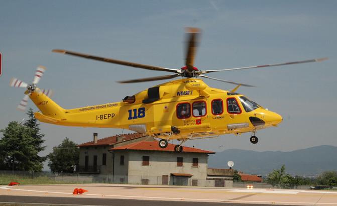 Garfagnana, colpito alla schiena da un grosso ramo mentre taglia gli alberi: 30enne in ospedale