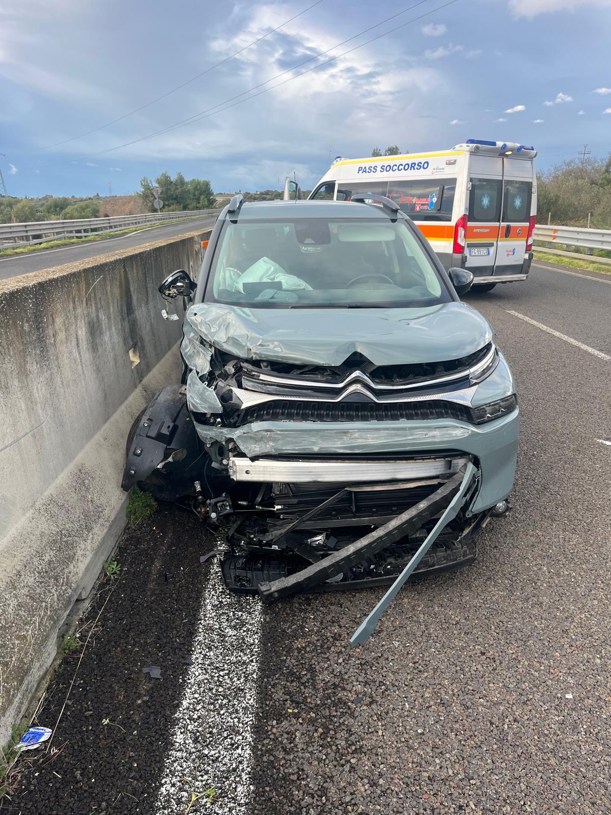 Il guardrail le infilza la gamba dopo lo scontro sulla Sassari-Porto Torres, donna al pronto soccorso in codice rosso