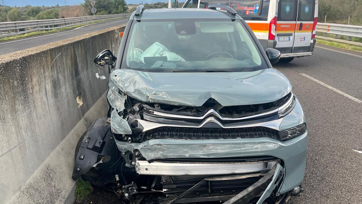 Il guardrail le infilza la gamba dopo lo scontro sulla Sassari-Porto Torres, donna al pronto soccorso in codice rosso