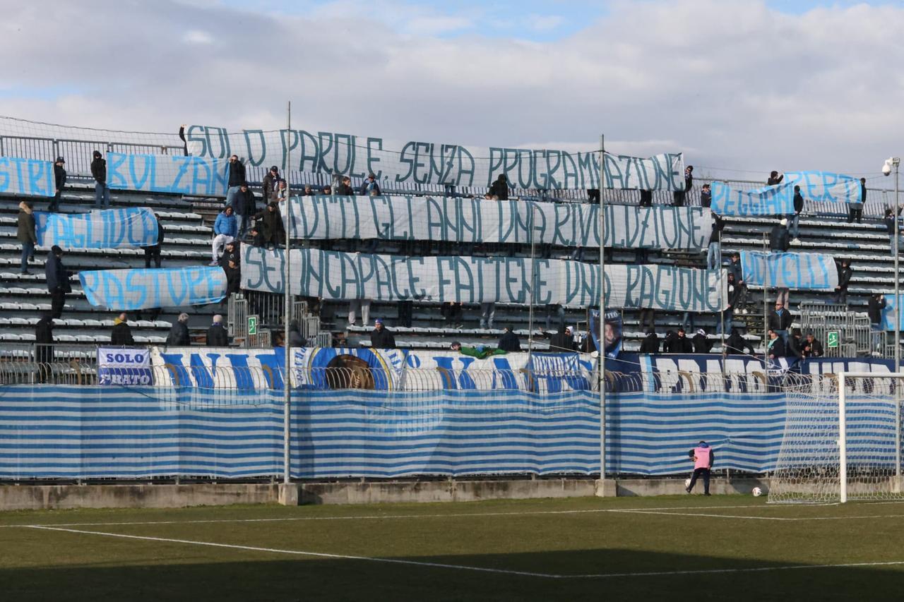
	La contestazione dei tifosi contro il presidente Commini (foto Giovanni Tarducci)

