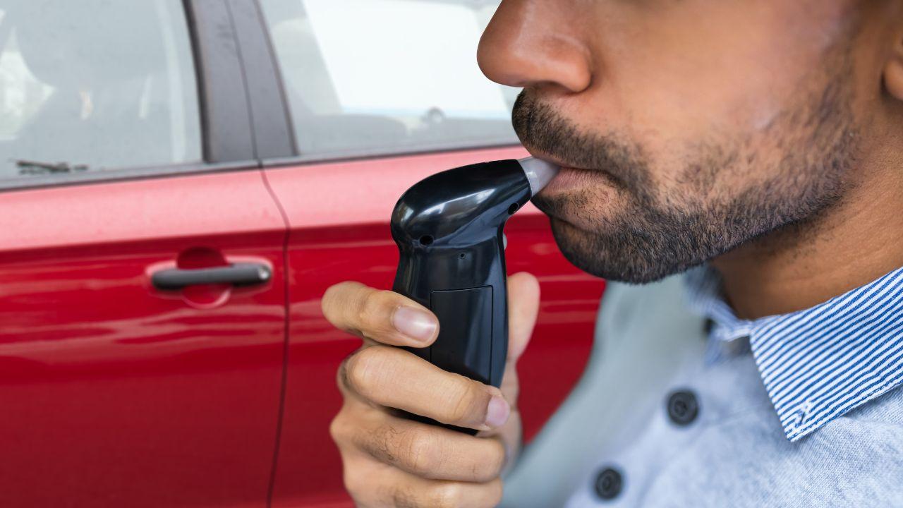 Un uomo esegue un alcol test