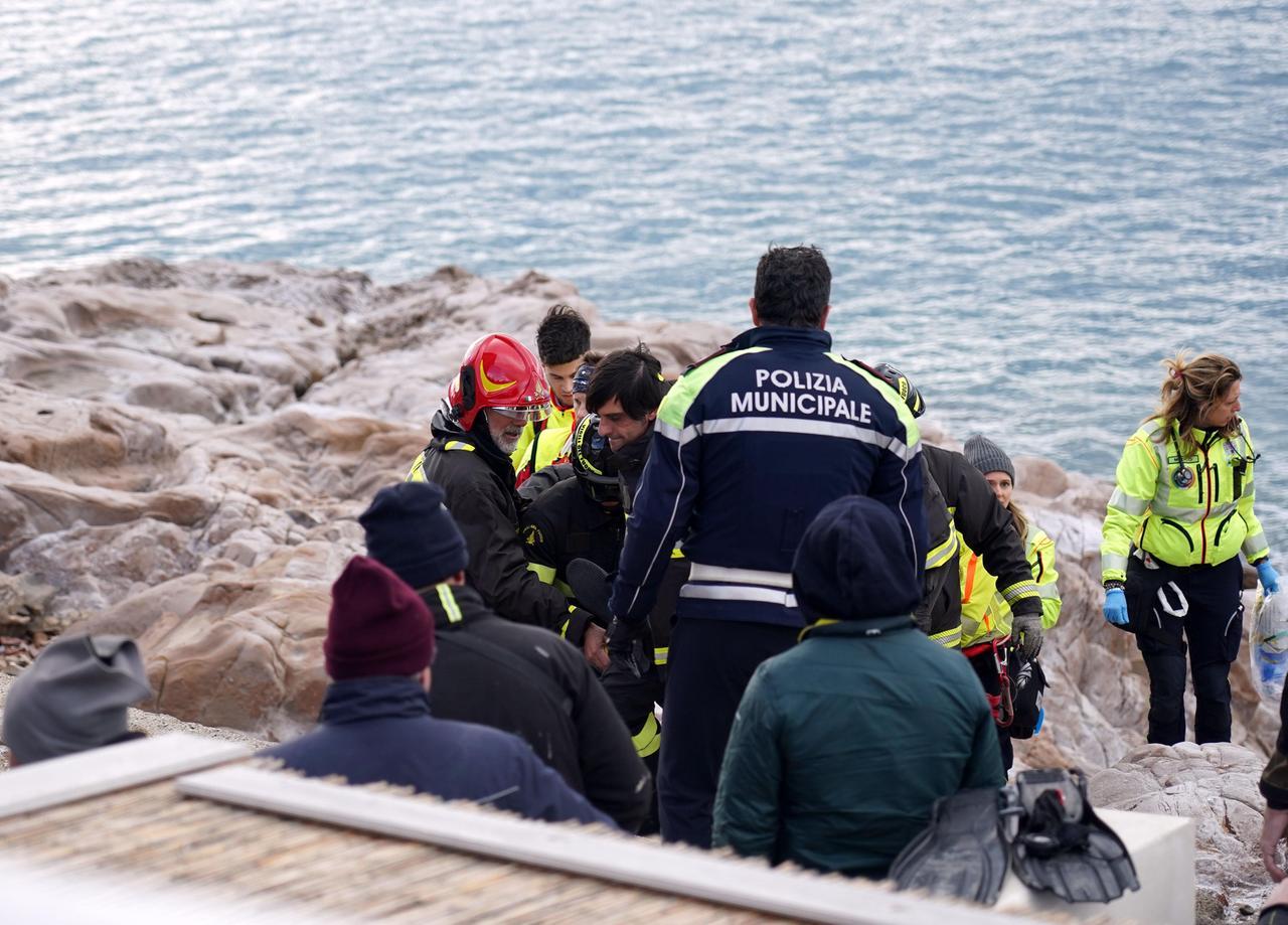
	I soccorsi a Calafuria (foto Franco Silvi)

