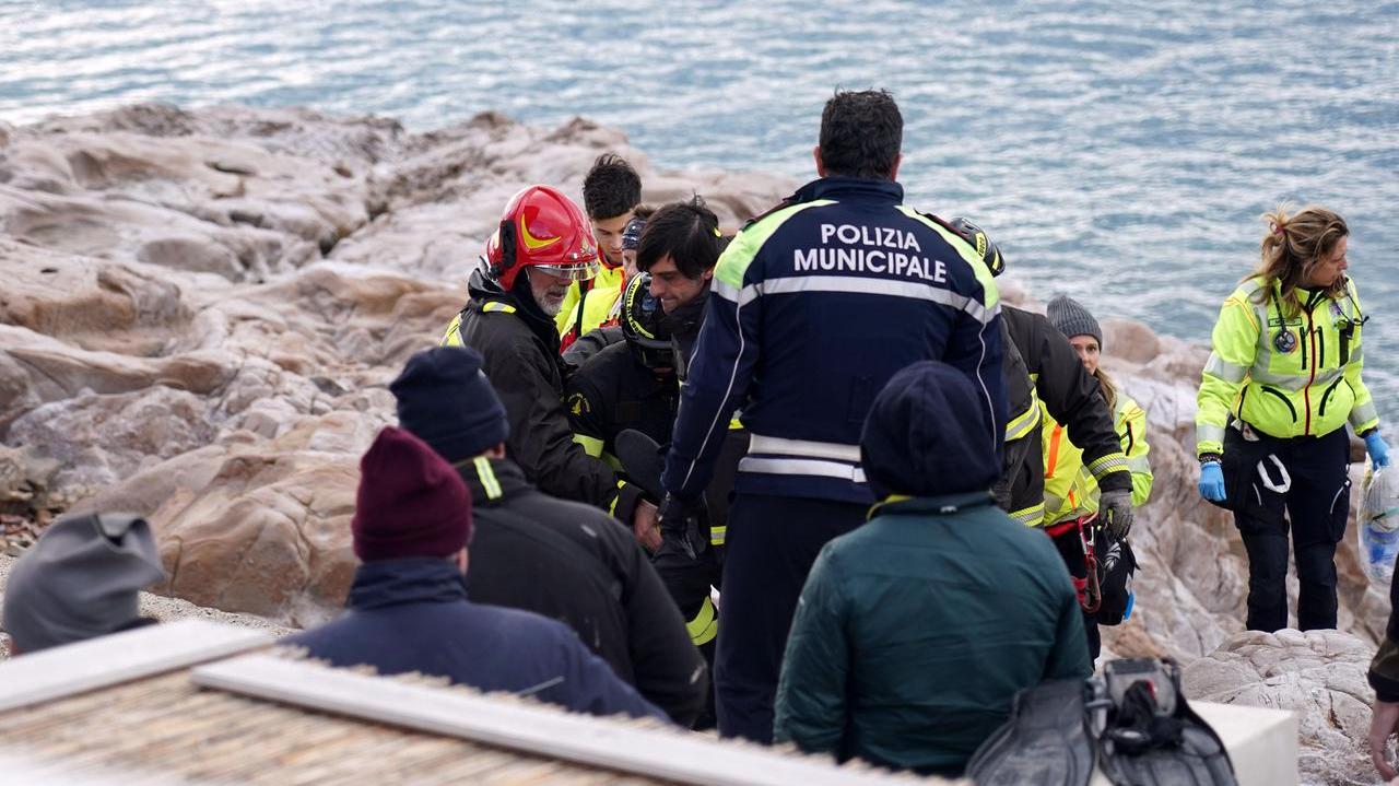 I soccorsi a Calafuria (foto Franco Silvi)