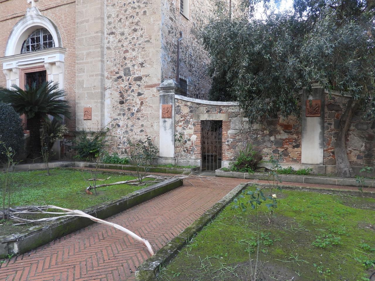 
	L'ingresso accanto al seminario arcivescovile in piazza Cattedrale

