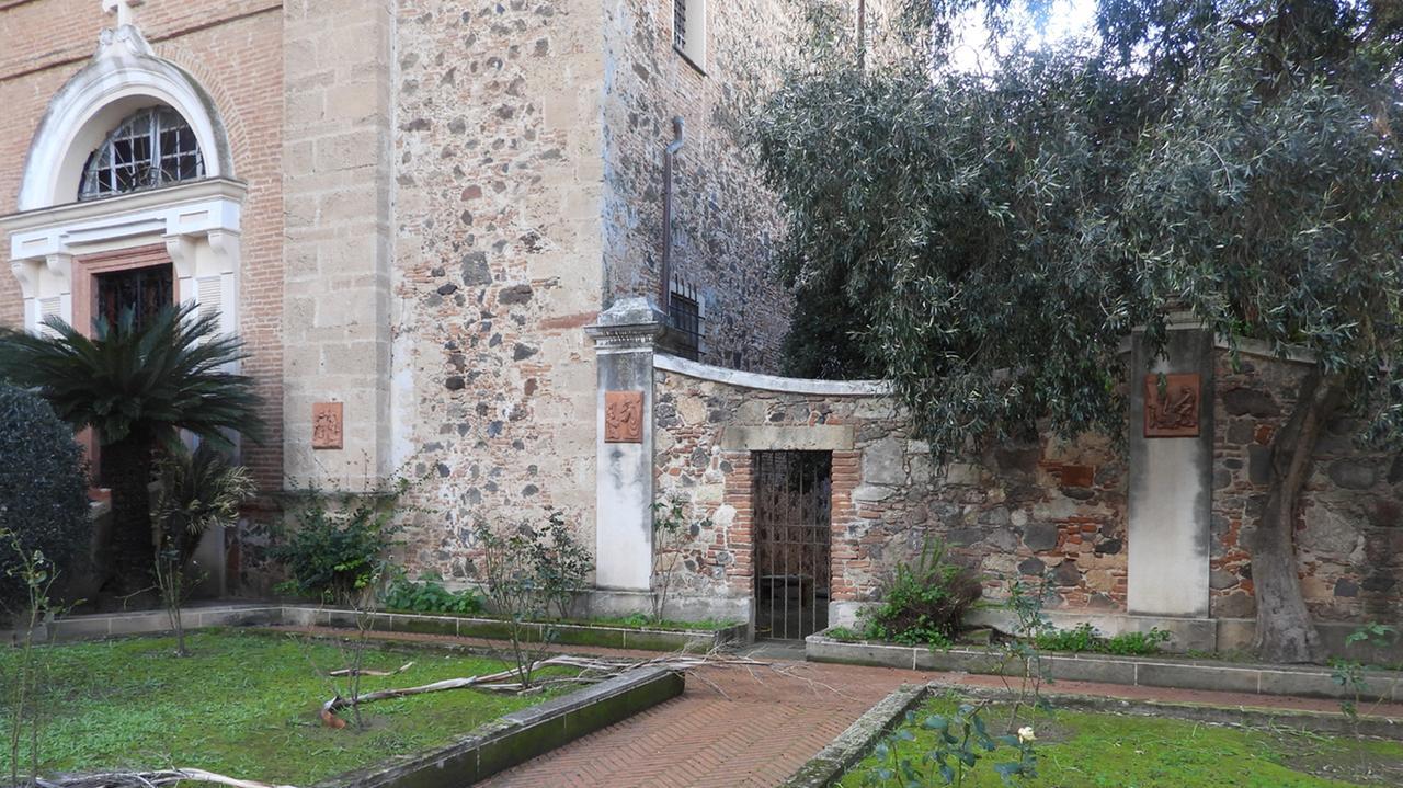 L'ingresso accanto al seminario arcivescovile in piazza Cattedrale