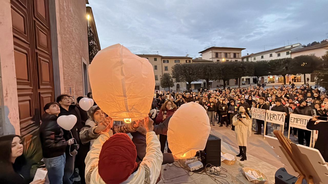
	I palloncini in volo per Maati (foto Nucci)

