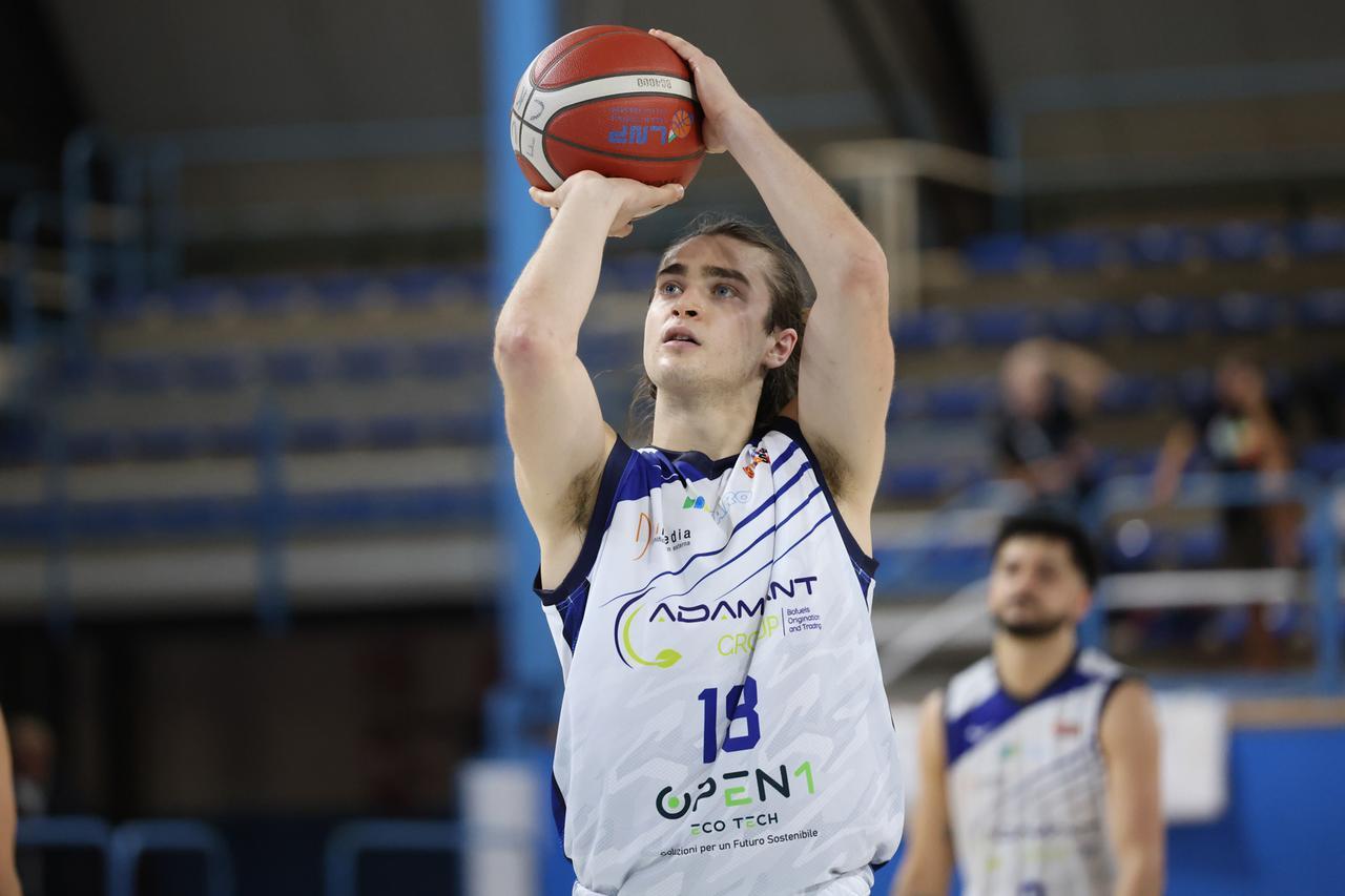 Magia sull’ultima rimessa e l’Adamant espugna Trieste