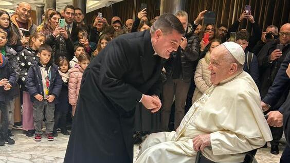 Il Papa riceve le panadas e sorride: «Mi ricordano la mia Argentina»