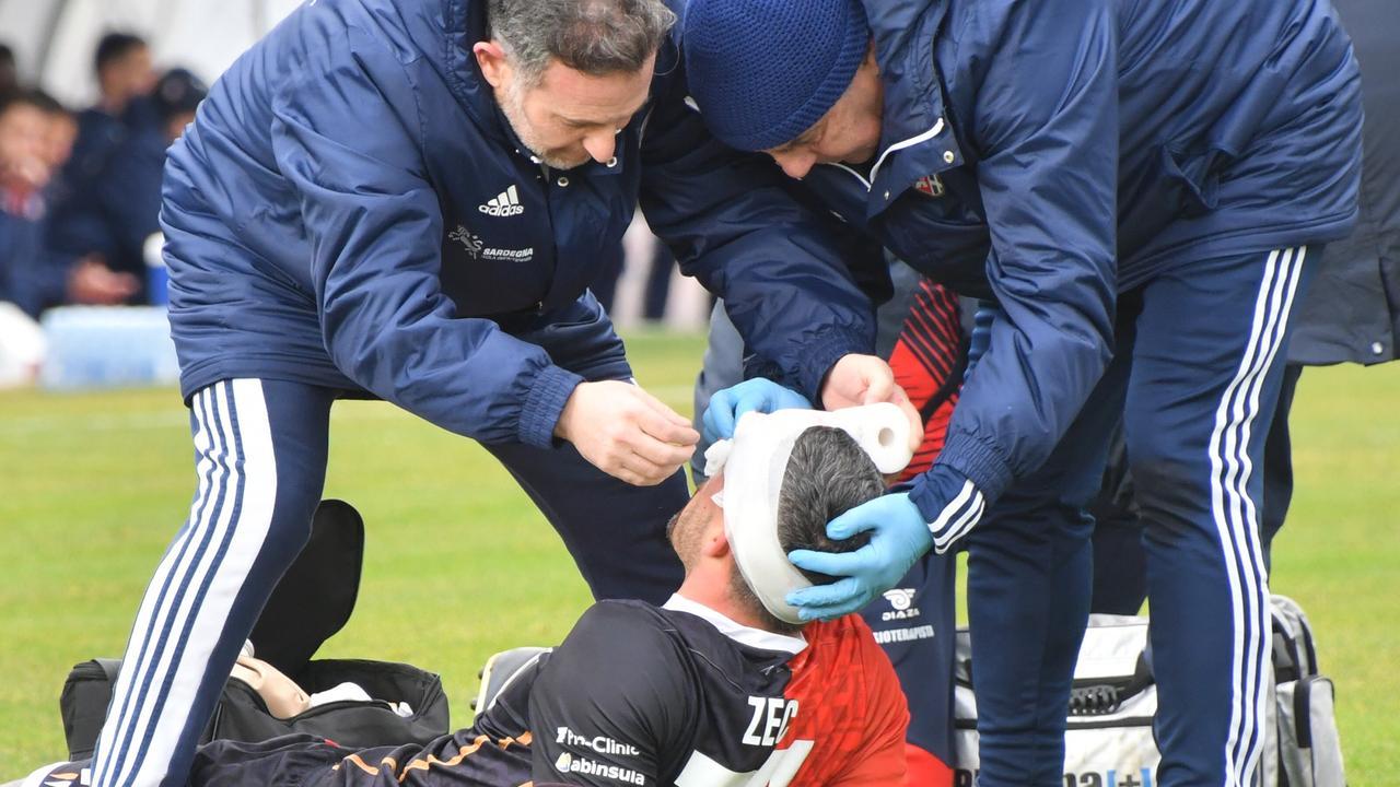 
	<strong>Giacomo Zecca</strong> a terra mentre viene assistito dai sanitari della Torres (<em>foto Mauro Chessa</em>)

