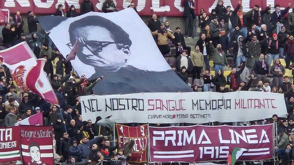 La Curva Nord con lo striscione dedicato a Ilio Barontini