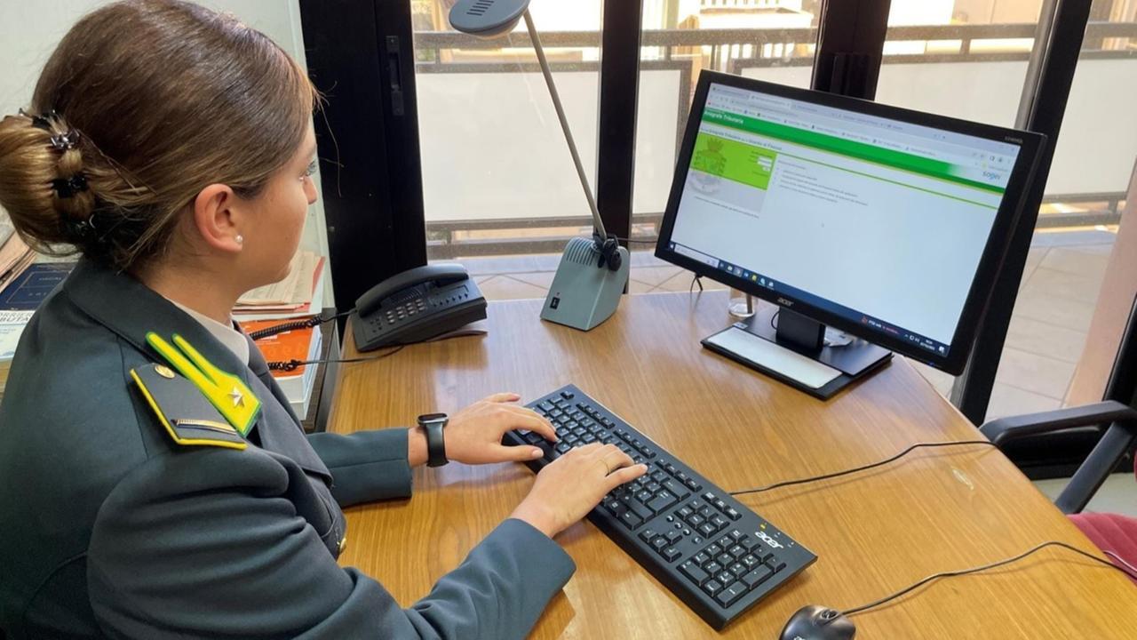 Maxi evasione con la “frode carosello”: la Finanza sequestra 98mila euro a un commerciante