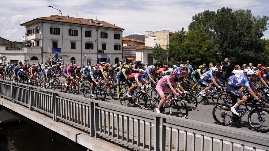 Giro d'Italia 2025, Viareggio vuole provare a intercettare i turisti in arrivo anche a Pisa