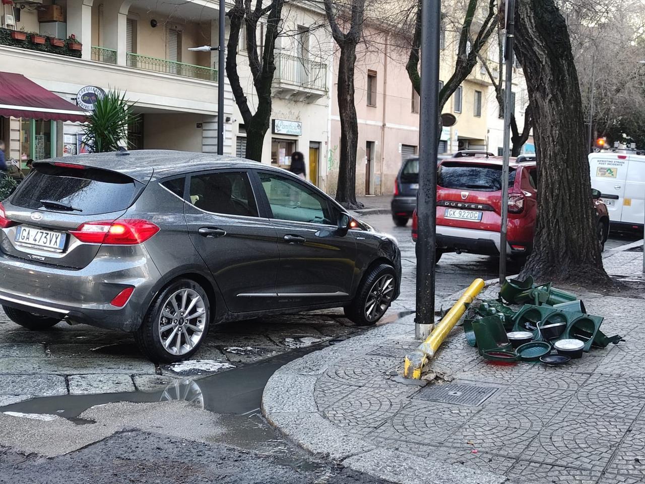Scontro tra due auto: abbattuto un semaforo