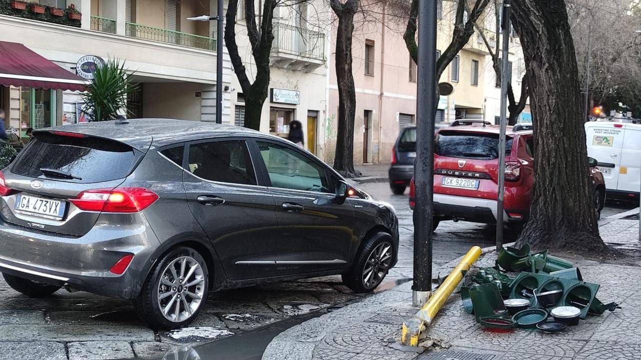 Scontro tra due auto: abbattuto un semaforo