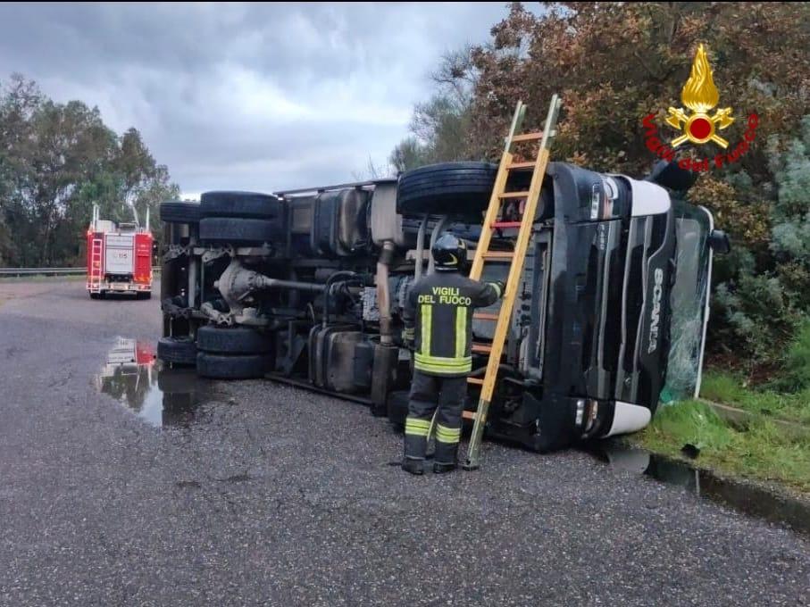 Paura sulla 131, si ribalta un camion della nettezza urbana carico di vetro