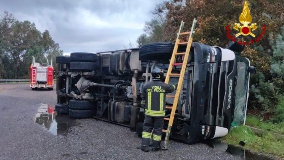 Paura sulla 131, si ribalta un camion della nettezza urbana carico di vetro