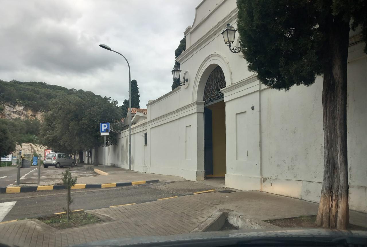 Choc nel Nuorese: «La salma di mia madre ancora parcheggiata dopo 18 giorni»