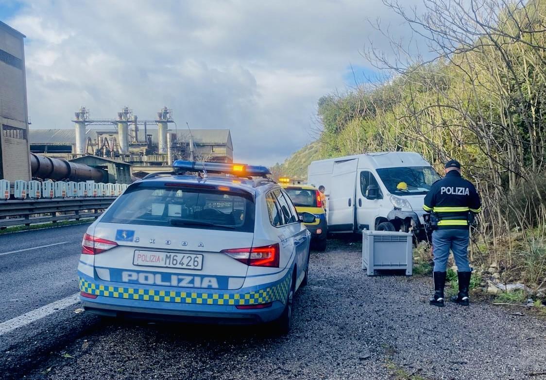 Sassari, perde il controllo del furgone e finisce fuori strada