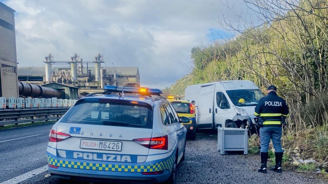 Sassari, perde il controllo del furgone e finisce fuori strada