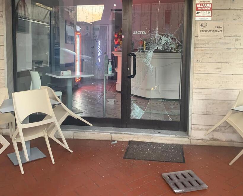 Carrara, altre due spaccate nei negozi: l'ipotesi della banda che ha preso di mira Avenza