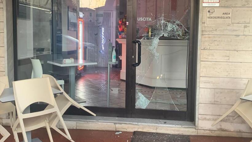 Carrara, altre due spaccate nei negozi: l'ipotesi della banda che ha preso di mira Avenza