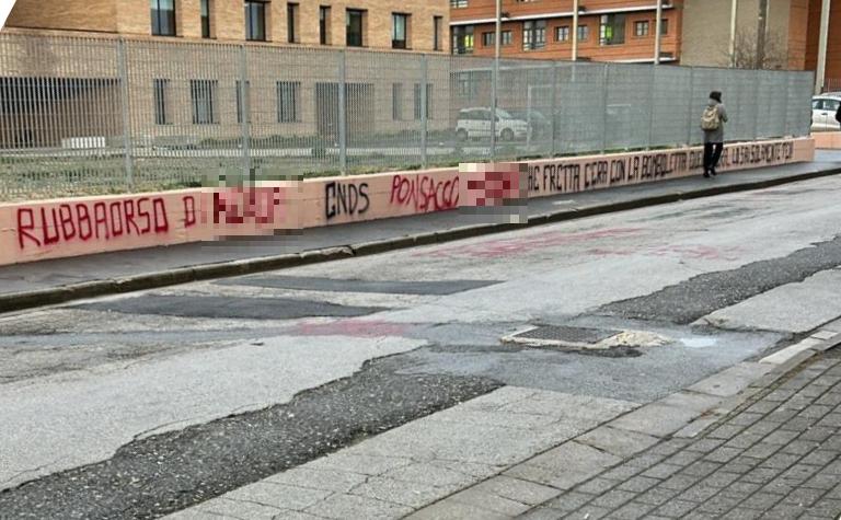 Pontedera, nuove scritte sul muro del Montale appena ripulito