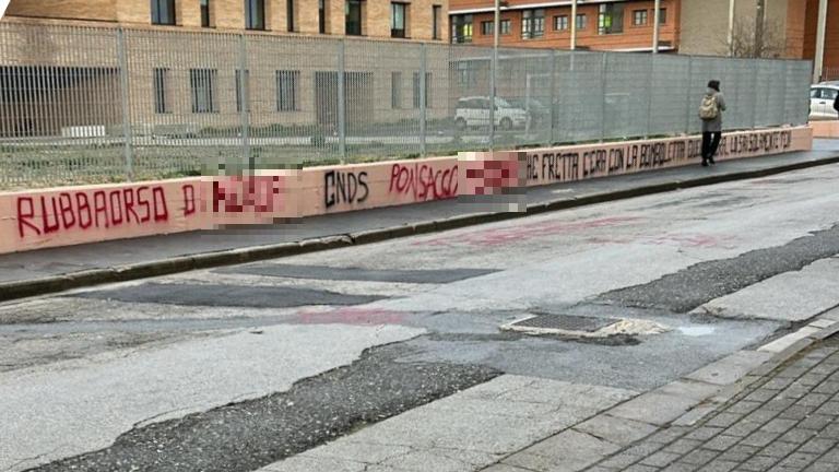 Pontedera, nuove scritte sul muro del Montale appena ripulito
